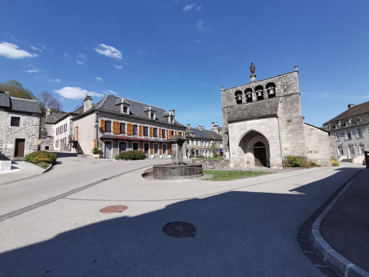 La Ruche Cantalienne Saint-Etienne-de-Chomeil Exterior photo